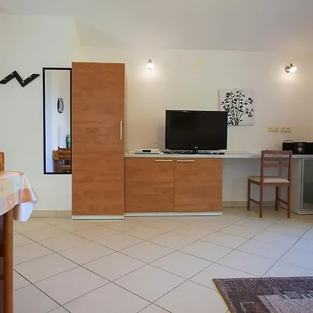 Apartmens M With Pool On The Πανσιόν Vantacici