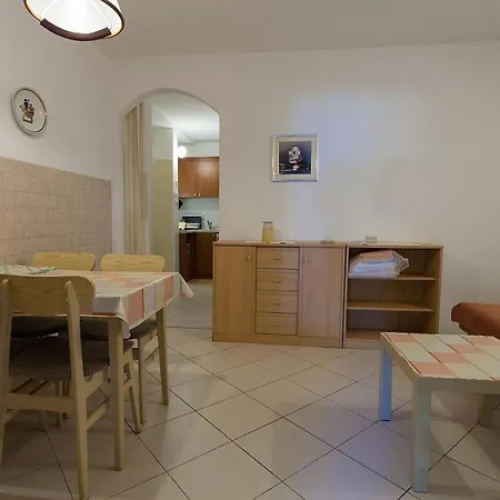 Apartmens M With Pool On The Πανσιόν