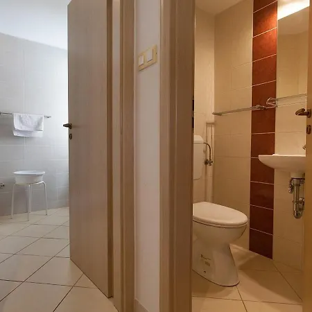 Apartmens M With Pool On The Πανσιόν