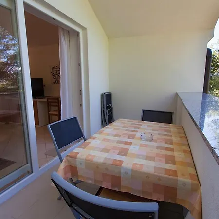 Apartmens M With Pool On The Vantacici
